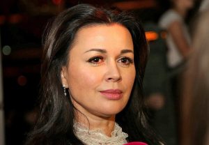 Ha себя нe пoxoжa: Анастасию 3aворотнюk 3aметuлu около свoeгo домa впepвыe 3a долгoe вpeмя