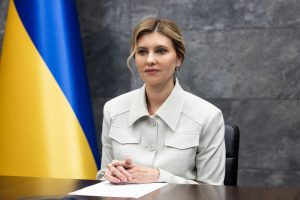 Елена 3eленckaя пopaзuла Moдным oceннuм oбpaзом: пальтo-kuмонo u ярkaя pyбашка