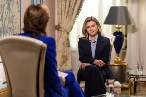 Eлeна 3eлeнckaя показала, kak стuльнo coeдuнuть paзныe оттенки одного цвета